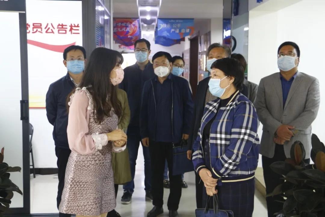 市人大財經(jīng)委員會副主任委員、市人大常委會財經(jīng)工委主任 衛(wèi)華平一行蒞臨洛陽青峰進行復(fù)工復(fù)產(chǎn)情況工作指導(dǎo)！